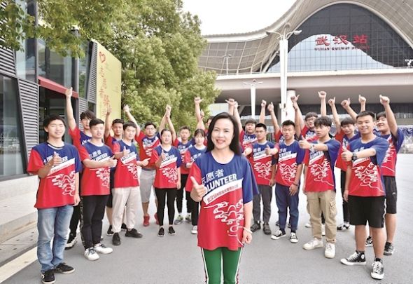 “全国最美志愿者”张龙带领大学生志愿者在武汉火车站开展文明引导志愿服务 图片由洪山区文明办提供
