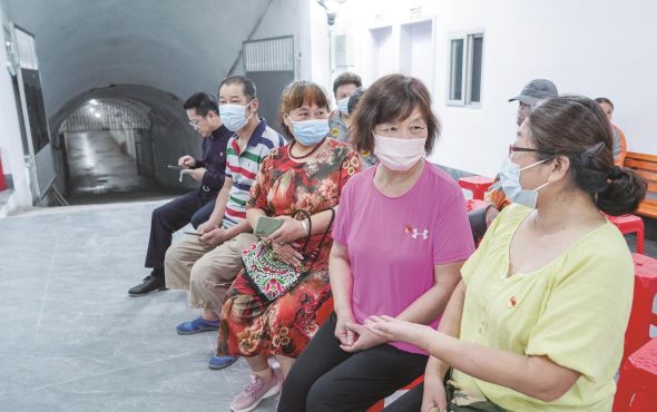 人们感到来自人防工程内的凉风习习 摄影：楚天都市报极目新闻记者李辉