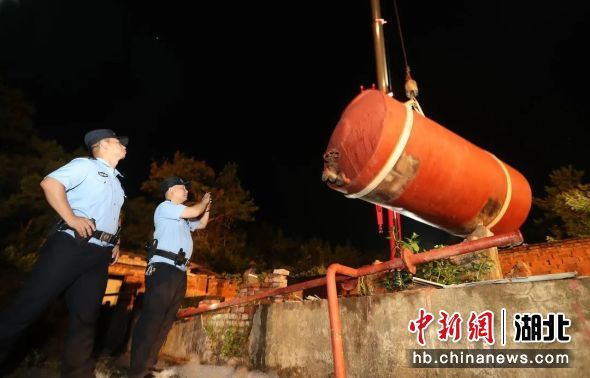 漳河警方取缔了一家无证经营的“黑加油站”，查获汽油1.86吨。
