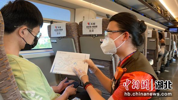 武汉客运段列车乘务员为旅客提供中转出行服务（肖冬桂 摄）