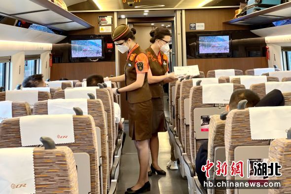 中秋假期武汉客运段工作人员与旅客互动弘扬中秋文化（肖冬桂 摄）