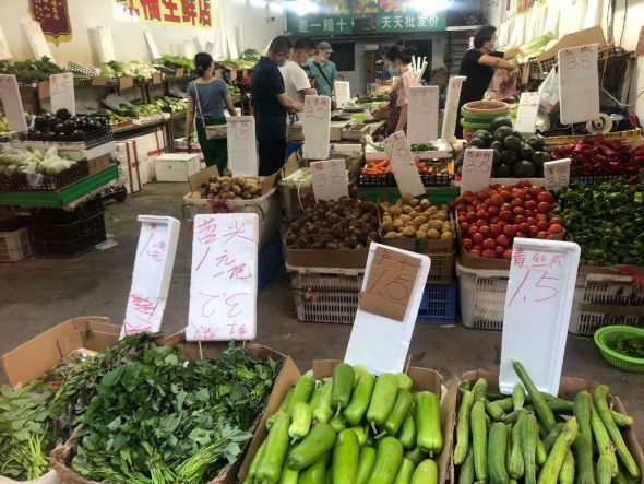 市场上出现更多“一元菜” 摄影：楚天都市报极目新闻记者曹磊