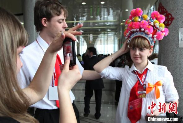 俄罗斯“汉语年”活动中，学生以“花木兰”造型留影。宋福来 摄