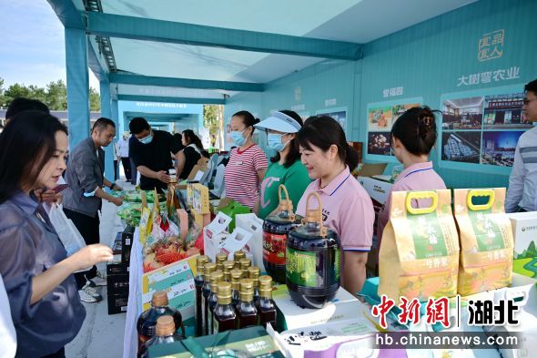 民众在农特产品展销区采购农产品 刘康 摄