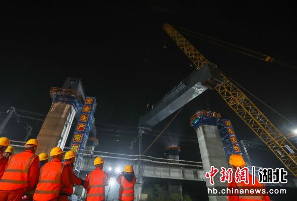 11月22日，中铁十二局施工人员在进行钢盖梁吊装作业。徐云华摄