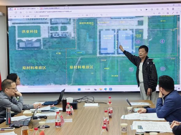 公司合作方山西中象技术总监冯有榆（右二）在讲解枝江中试基地项目