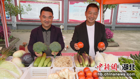 村民在丰收节上展示枝江蔬菜 徐彬瀚 摄