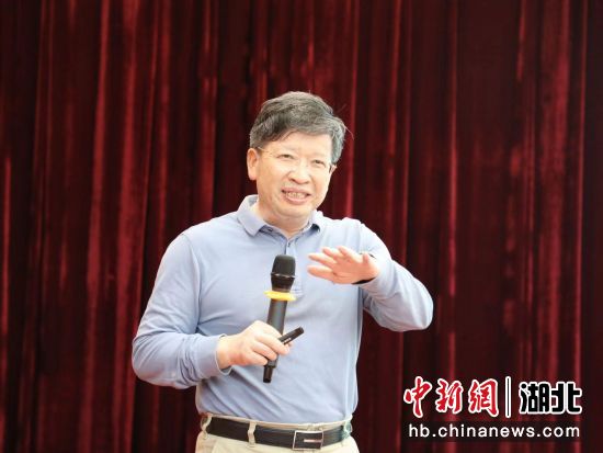 中国工程院副院长、院士、国家柑橘产业技术体系首席科学家邓秀新作报告。