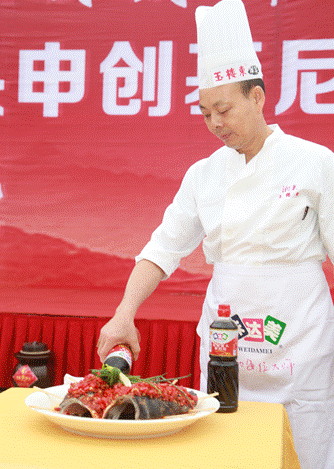图：申吉现场 厨师用味达美剁椒鱼头鲜豉油调味