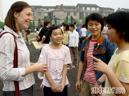 图:中国学生与外藉教师零距离交流-湖北新闻网