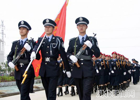 湖北警官学院举行自考校园文化节分列式会演(
