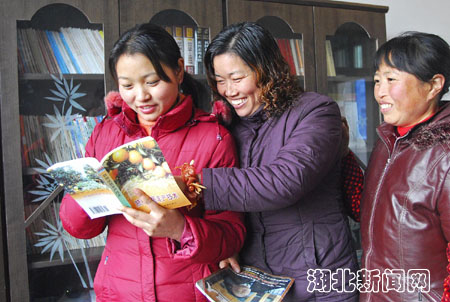 图:农村妇女喜读书