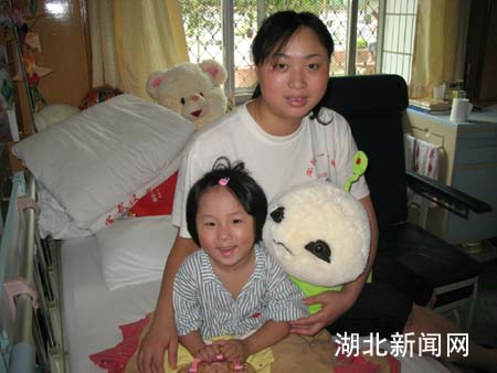 广州军区武汉总医院救治3岁小伤员母拉诗易(图