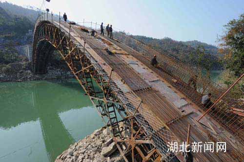 湖北新闻网 图:宜都潘湾土家山寨修建富民桥