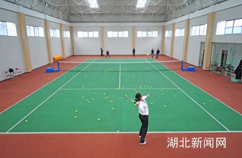 湖北新闻网 图:宜都市网球馆建成开馆