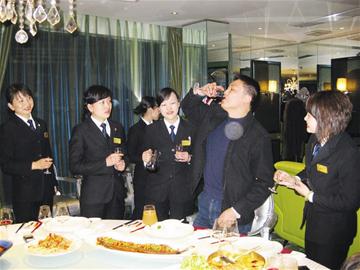 湖北新闻网 武汉餐饮业兴起美女敬酒团 让吃