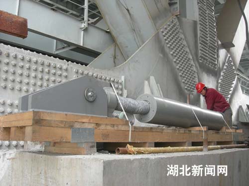 湖北新闻网 图:武汉天兴洲大桥主塔抗震阻尼器