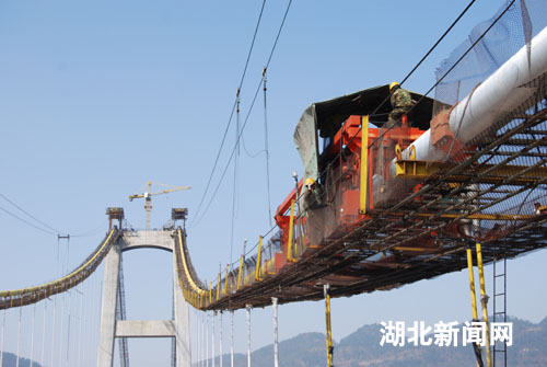 湖北新闻网 图:沪蓉西高速四渡河特大桥主悬索