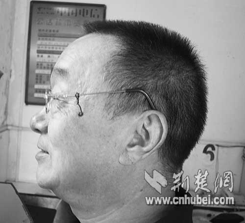 湖北新闻网 武汉六旬翁发明侧面支架眼镜 成功