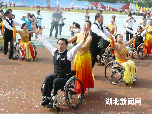 湖北新闻网 图:武汉残疾人跳起轮椅华尔兹