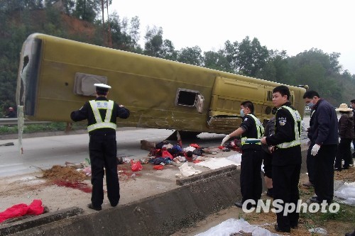 湖北网 广东惠州大巴侧翻事故已致14人死