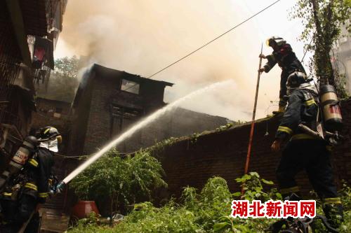 湖北新闻网 宜昌:居民楼失火致两煤气罐爆炸 6