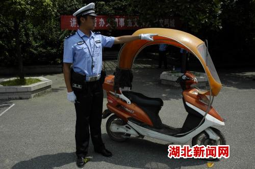 武汉交警对摩托车非法加蓬喊停
