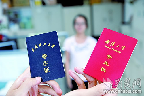 湖北新闻网 假学生证暑期武汉横行 路边手工办