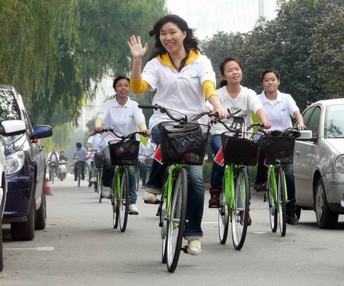 湖北新闻网 图:武汉环保青年志愿者骑自行车低