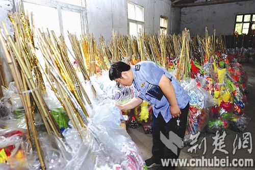 湖北新闻网 武汉某殡仪馆内写着挽联的花圈被