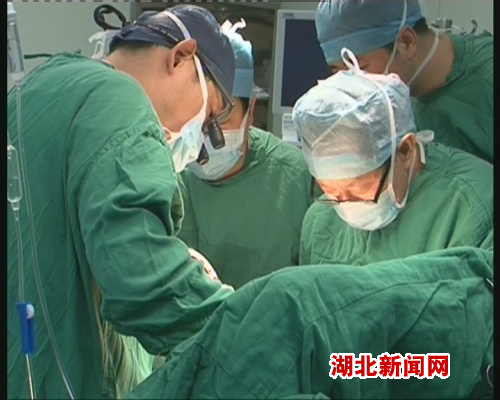湖北新闻网 武汉协和医院涉险为20岁小伙胸腔