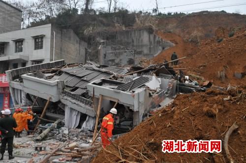 湖北新闻网 组图:湖北长阳一民房倒塌 一人被埋