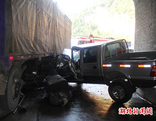 湖北新闻网 建始:两车相撞一人被困 消防官兵快