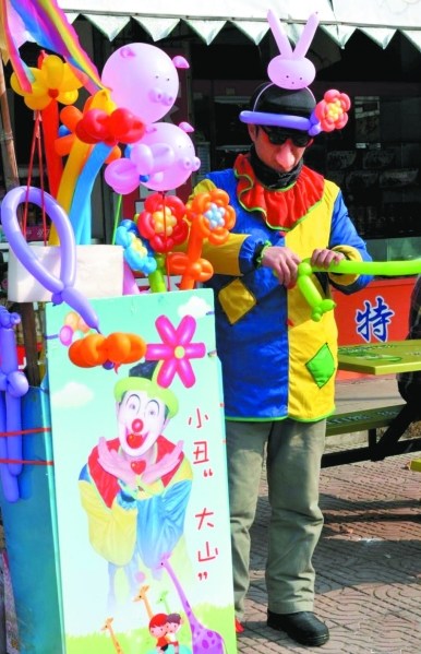 湖北新闻网 扮小丑表演气球魔术 气球达人逗