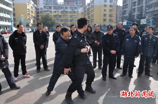 湖北新闻网 襄阳特警为樊城区各中小学开展校