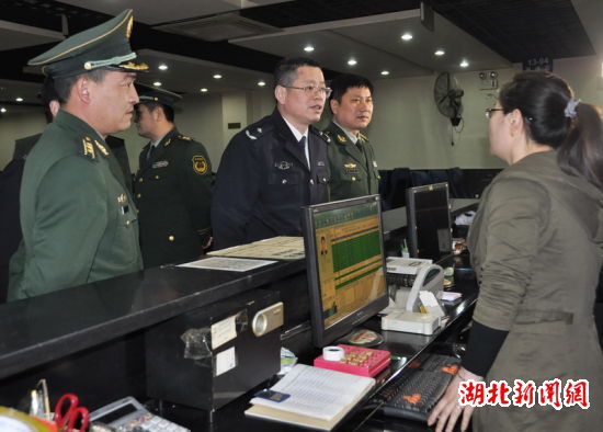 湖北新闻网 咸宁市公安局长率队突击夜查人员