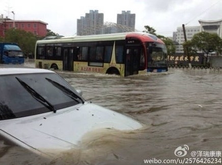 武汉最强暴雨图片