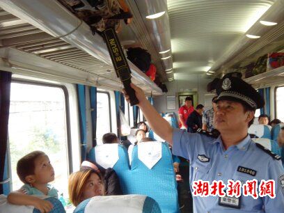 湖北新闻网 武汉铁路公安:暴雨中的守护(组图)