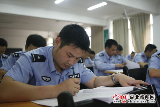 湖北新闻网 宜昌市1600余民警参加执法资格考