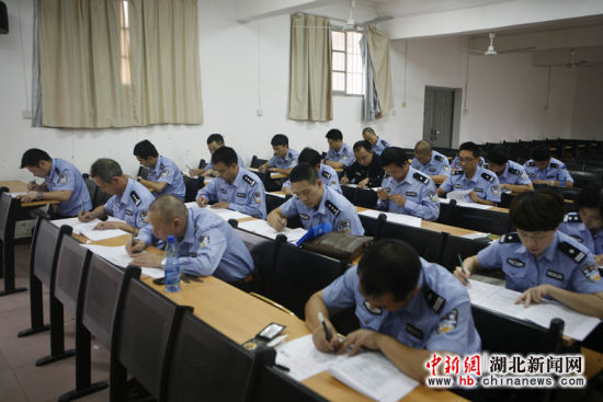 湖北新闻网 宜昌市1600余民警参加执法资格考
