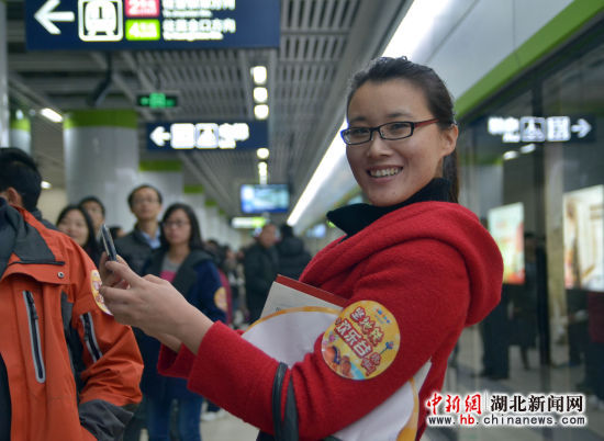 湖北新闻网 百名游客尝鲜武汉地铁新路线游欢乐谷