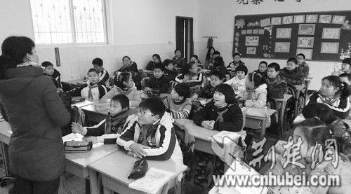 湖北新闻网 幼儿园大班伢抢着学拼音 拼音班受