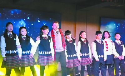 武汉外教与师生共迎新年 英语节唱响初中校园
