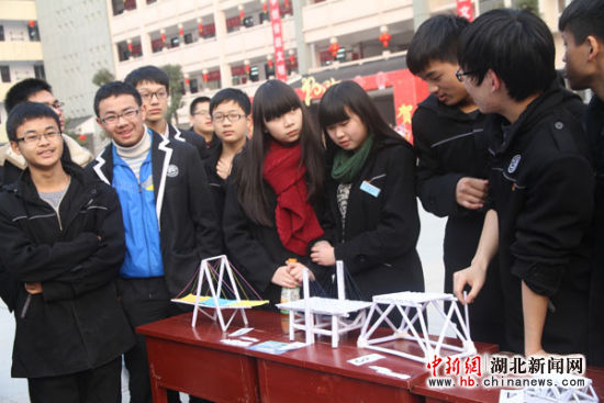 湖北新闻网 恩施市一中举行学生纸桥承重比赛