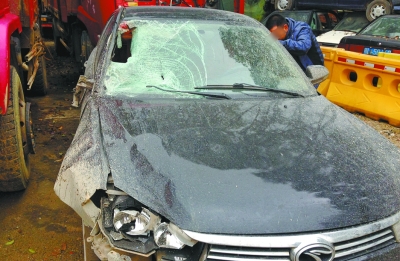 中新网湖北 湖北新闻网 咸宁发生惊悚车祸:司机