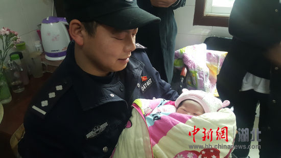 十白高速上一新生女婴遭遗弃警民联手救助转危