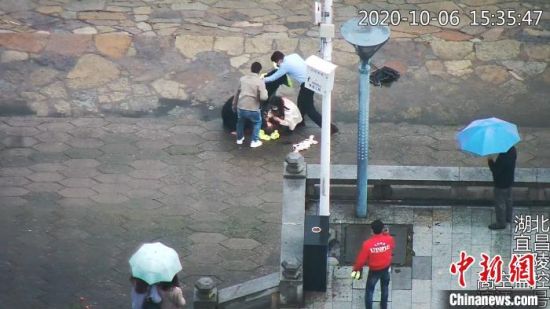 湖北宜昌：老人掉落江中 警民联手施救