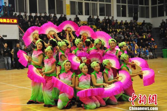 湖北远安县民间歌舞爱好者成篮球宝贝 - 图片