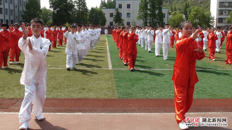 武术之乡丹江口:三千学生练太极 - 图片频道 