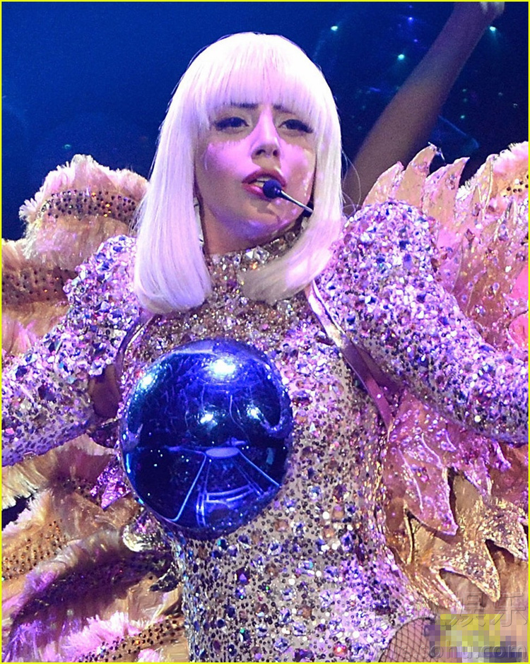 Lady Gaga巡演变日系少女 胸顶大球造型抢镜